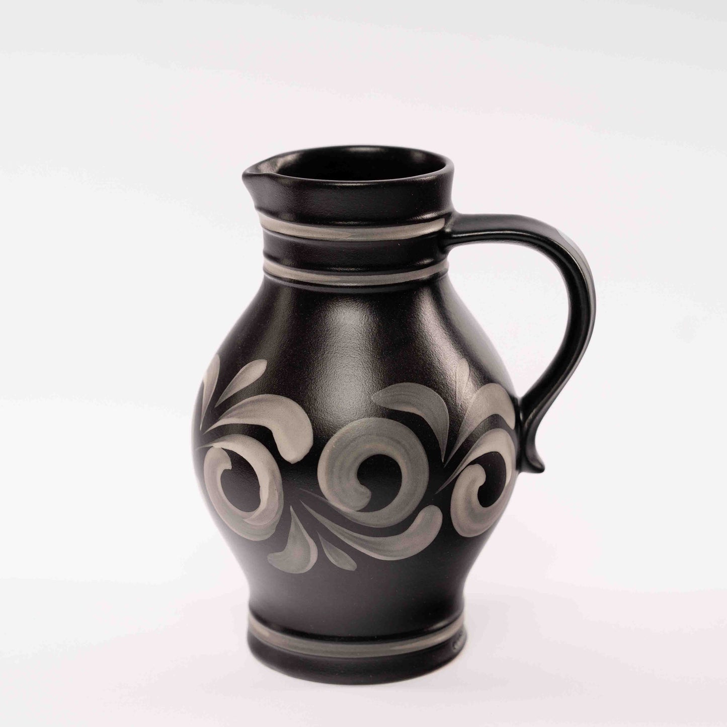 Schwarzer Apfelwein Bembel – weiß verziert im klassischen Stil