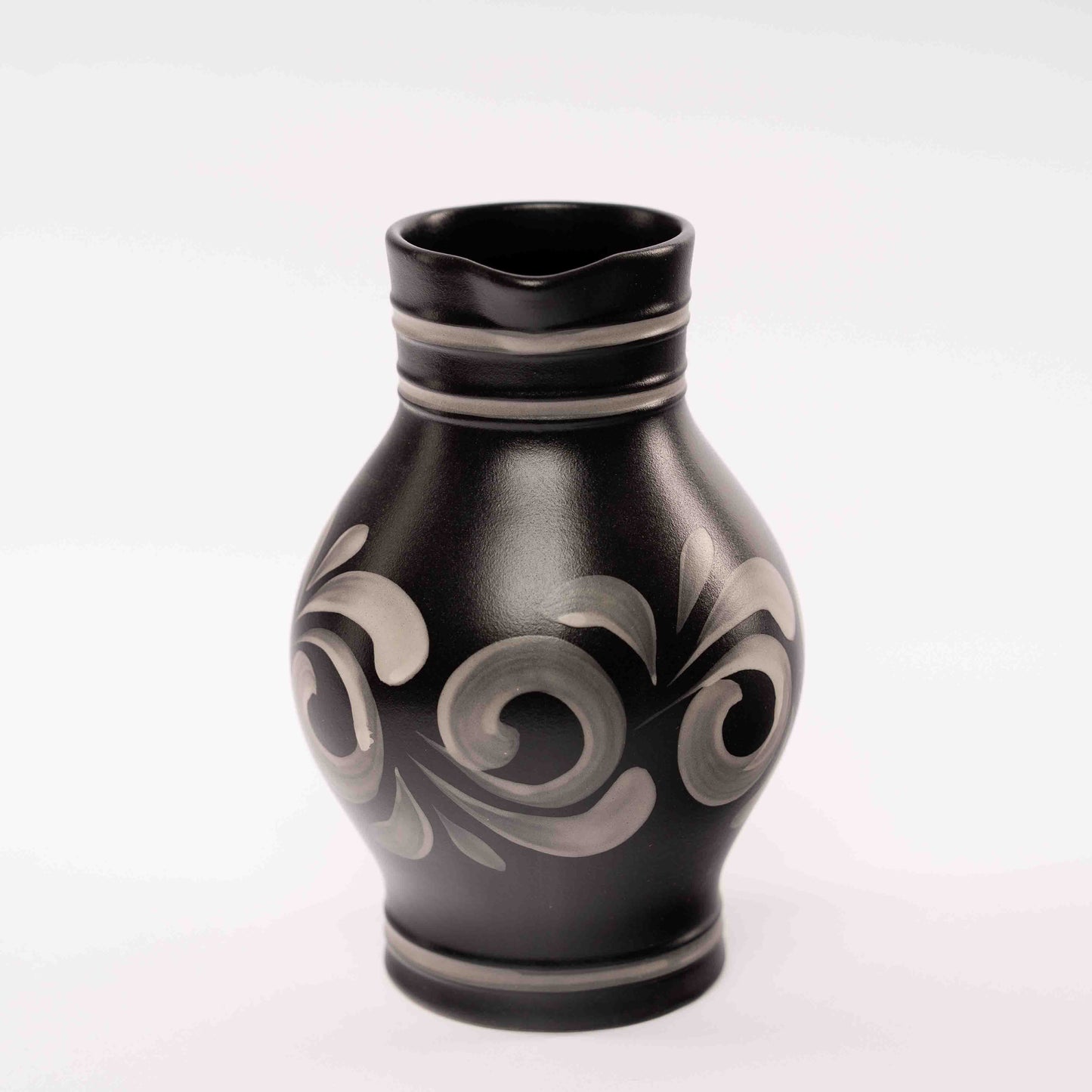 Schwarzer Apfelwein Bembel – weiß verziert im klassischen Stil