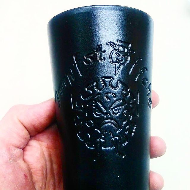 Schwarzer Impfstöffche Becher