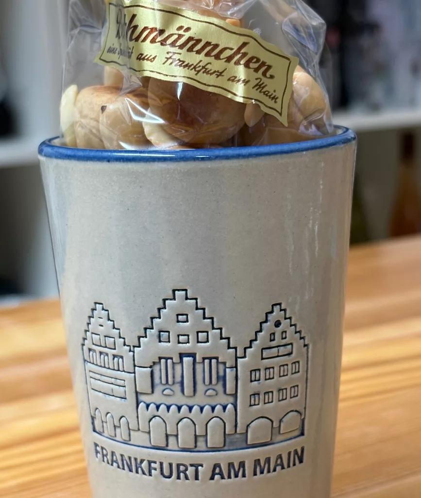 Frankfurt Geschenke Römer Becher mit original Frankfurter Bethmänchen